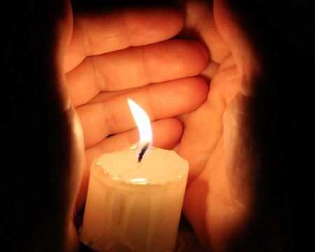 mani e candela